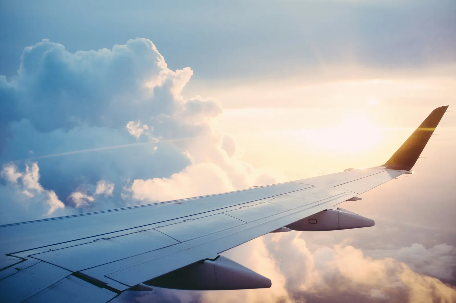 Terminal d'un aéroport parisien au crépuscule