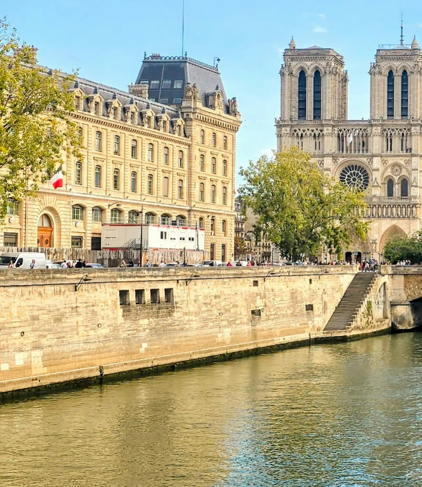 La cathédrale Notre-Dame de Paris et le pont depuis les quais de Seine