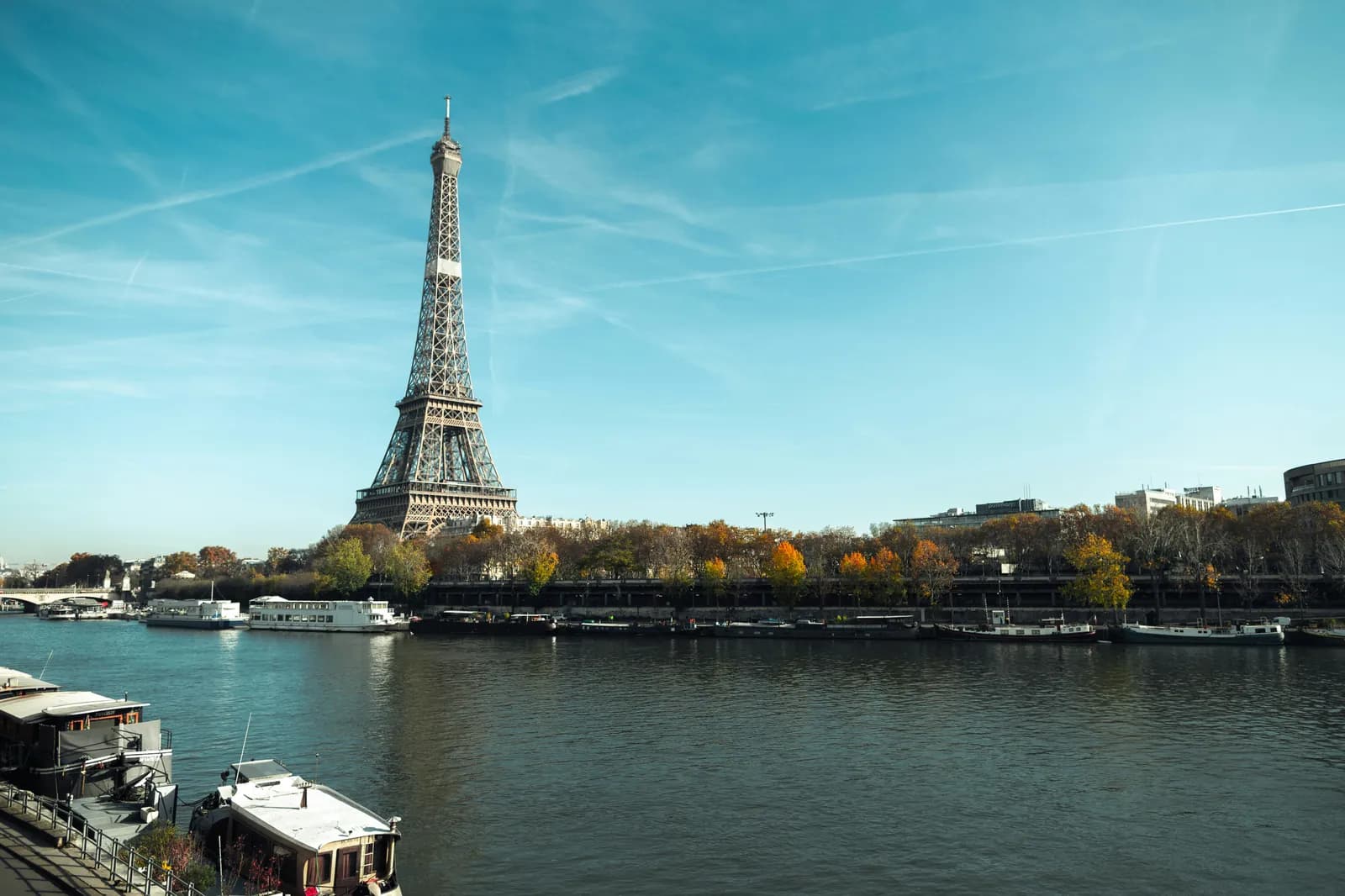 La tour Eiffel illuminée vue depuis les jardins du Trocadéro